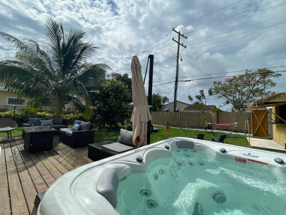 Hot Tub, Tiki Bar, Outdoor Shower, Near Intercoastal Waterway! غرب شاطئ بالم المظهر الخارجي الصورة